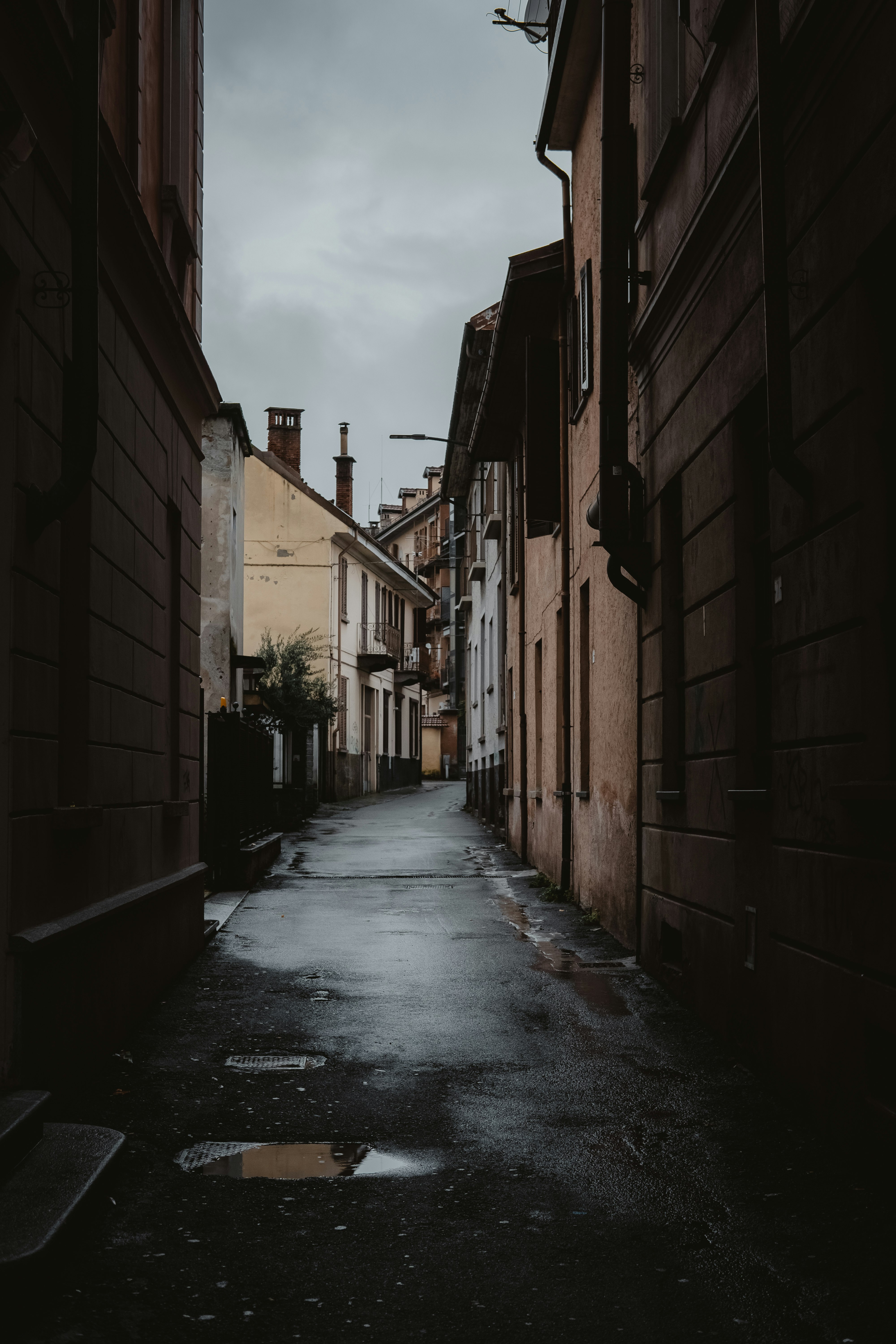 alleyway during daytime